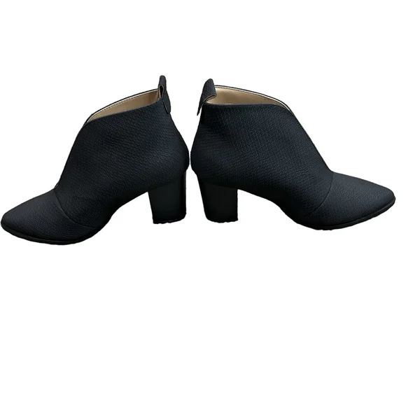 New without box Journee Collection Bellamy size 6 with vegan leather and deep V - Picture 5 of 7